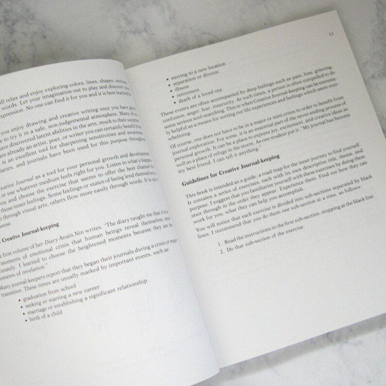 Peut inclure: Livre ouvert avec des pages blanches et du texte noir. Le livre est intitul&eacute; "Guidelines for Creative Journal-keeping". Le texte traite de l'importance de la tenue d'un journal et fournit des directives pour la tenue d'un journal cr&eacute;atif.