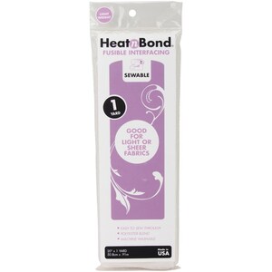 Puede incluir: Un paquete de entretela fusible HeatnBond. El paquete blanco tiene una etiqueta morada con las palabras "Sewable" y "Good for light or sheer fabrics". La entretela mide 50,8 cm x 0,91 m.