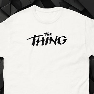 Koszulka z nadrukiem filmu The Thing Prezent dla fana horrorów Koszulka z logo science fiction Koszulka unisex dla kinomanów Koszulka dla entuzjastów Johna Carpentera