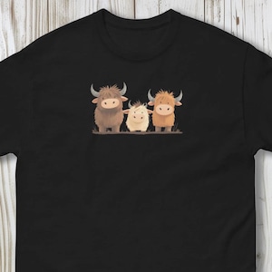 ハイランドカウTシャツ、かわいいカウシャツ、ウエスタンクルーネック、ハイランドカウトップス、カウギフト、カウシャツ、ハイランドカウクルーネック、トレンドのカウTシャツ