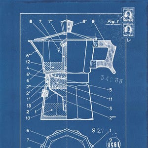 Pode incluir: Ilustração em estilo de planta de uma cafeteira de fogão, com anotações técnicas. O design é em linhas brancas sobre um fundo azul, com os rótulos "Fig. 1" e "Fig. 2". O ano de "1956" também é visível.