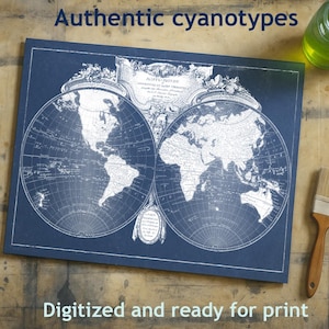 Peut inclure: Impression bleu foncé avec deux cartes du monde illustrées en blanc. Le texte "Authentic cyanotypes" et "Digitized and ready for print" sont affichés. Les cartes sont encadrées d'éléments décoratifs.