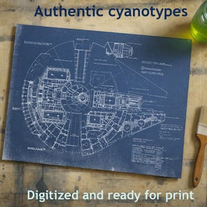 Peut inclure: Un plan bleu d'un vaisseau spatial avec le texte "Authentic cyanotypes" et "Digitized and ready for print". Le plan est dessiné en blanc sur un fond bleu foncé. L'image est posée sur une surface en bois.
