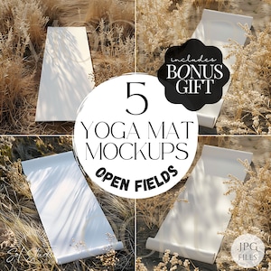 Może przedstawiać: Pięć białych mat do jogi leży na polu wyschniętych traw. Maty są zwinięte i rozwinięte, pokazując pustą powierzchnię. Obraz zawiera tekst "5 Yoga Mat Mockups Open Fields" i "Includes Bonus Gift".