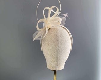 Diadema con plumas: accesorio ideal para fiestas de té, el Derby de Kentucky y ocasiones formales.