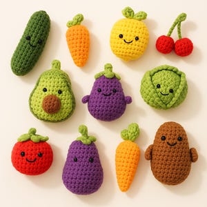 Peut inclure: Une collection de jouets en crochet en forme d'aliments, comprenant un avocat vert, une aubergine violette, une carotte orange, une tomate rouge, une pomme de terre brune, un concombre vert, un ananas jaune et une laitue verte.