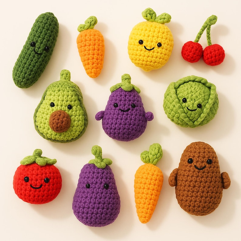 Peut inclure: Une collection de jouets en crochet en forme d'aliments, comprenant un avocat vert, une aubergine violette, une carotte orange, une tomate rouge, une pomme de terre brune, un concombre vert, un ananas jaune et une laitue verte.