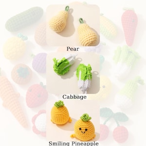 Peut inclure: Jouets en crochet en forme de fruits et l&eacute;gumes, dont une poire, un chou et un ananas souriant. Les jouets sont faits de fil jaune, vert et blanc.
