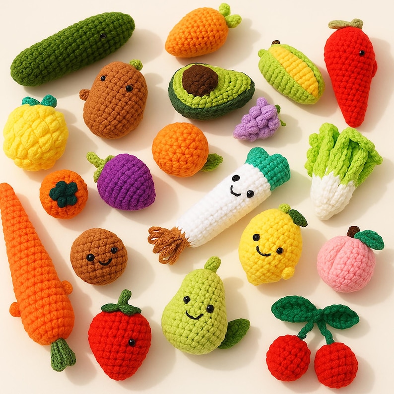 Peut inclure: Une collection d'aliments en crochet, dont une carotte, un avocat, une poire, un radis, des raisins, un concombre, une f&egrave;ve, un champignon, une cerise, un citron, une p&ecirc;che, un navet, un poivron vert, un poivron rouge, un radis et un radis daikon.
