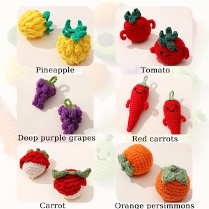 Peut inclure: Une collection de jouets en crochet en forme de fruits, comprenant un ananas, une tomate, des raisins violets fonc&eacute;s, des carottes rouges, une carotte et des kakis orange. Les jouets sont tous faits &agrave; la main et ont des visages mignons.