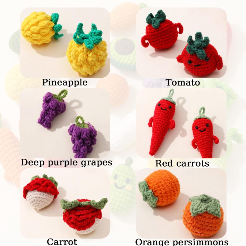 Peut inclure: Une collection de jouets en crochet en forme de fruits, comprenant un ananas, une tomate, des raisins violets fonc&eacute;s, des carottes rouges, une carotte et des kakis orange. Les jouets sont tous faits &agrave; la main et ont des visages mignons.