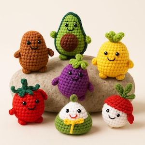 Peut inclure: Un ensemble de neuf jouets en peluche en crochet, comprenant un avocat, un ananas, une tomate, une pomme de terre, une aubergine, une boulette et un radis. Les jouets sont tous de couleurs vives et ont des visages amicaux.