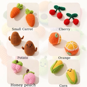 Peut inclure: Jouets en crochet en forme d'aliments, dont une petite carotte, une cerise, une pomme de terre, une orange, une p&ecirc;che et du ma&iuml;s. Les jouets sont faits de fil color&eacute; et ont des d&eacute;tails r&eacute;alistes.