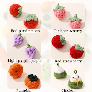 Peut inclure: Jouets en crochet en forme de fruits et d'animaux. L'ensemble comprend un kaki rouge, une fraise rose, des raisins violets clairs, une fraise rouge, une citrouille, un poulet et un poulet blanc et vert.
