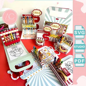 Puede incluir: Una colección de manualidades de papel con temática de circo, que incluye portalápices, un libro para colorear y una bolsa de regalo. Los diseños presentan colores rojo, blanco y azul con patrones de estrellas y rayas. La palabra "CIRCO" se muestra.
