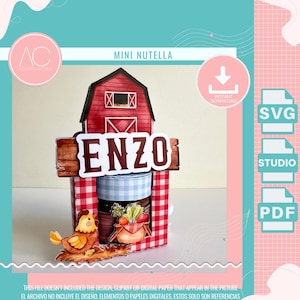 Peut inclure: Une maquette de ferme en papier avec le nom "ENZO" sur un panneau en bois. La ferme est rouge avec des détails blancs, et la base est un pot avec un motif à carreaux rouges et blancs. Un poulet et un panier de légumes sont également présents.