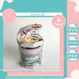 Puede incluir: Un contenedor de Nutella Go de papel con temática de playa. El contenedor tiene un diseño en morado claro y verde, con las palabras "Nutella Go" en la parte delantera. Un letrero indica la playa, y una pequeña sombrilla y un flotador inflable están en la parte superior. La imagen también incluye iconos SVG, Studio y PDF.