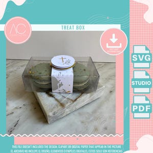 Könnte beinhalten: Eine transparente Geschenkbox mit zwei grünen Makronen, präsentiert auf einer marmorähnlichen Oberfläche. Die Box ist mit einem dekorativen Band mit Kreuz und goldenen Akzenten verschlossen. Der Hintergrund enthält den Text "TREAT BOX" und "INSTANT DOWNLOAD".