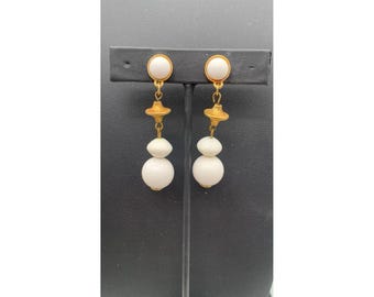 Pendientes colgantes de clip estilo vintage de mediados de siglo (MCM) en tono dorado y cuentas blancas.