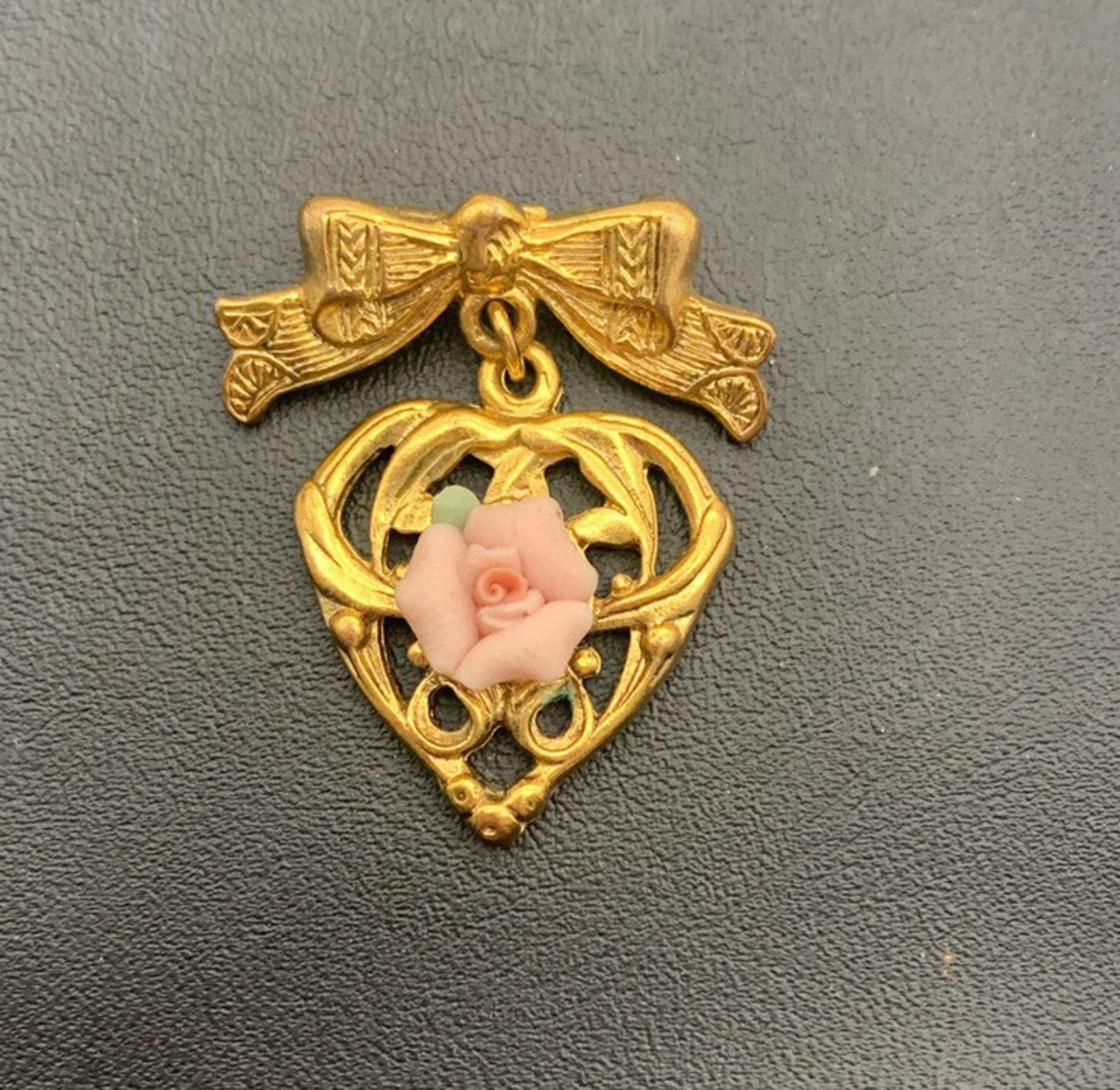 Broche Vintage Cœur En Céramique Avec Fleur Rose Et Ruban Bleu – Signée RST, 4,1 Cm