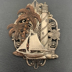 Vintage handgemaakte gemengde toon metalen zeilboot vuurtoren nautisch thema broche