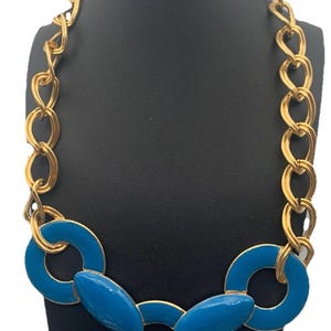 Vintage Monet jaren 80 dikke goudkleurige en blauw geëmailleerde statement ketting gesigneerd