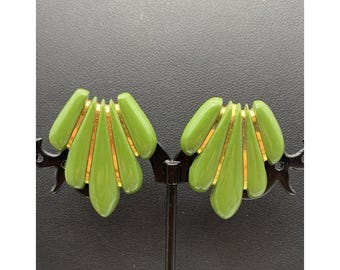 Pendientes perforados de plástico con forma de concha, en tono dorado vintage y color verde aguacate.