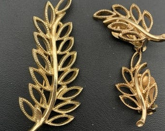 Broche vintage EmJ Emmons en forma de helecho en tono dorado con pendientes de clip.