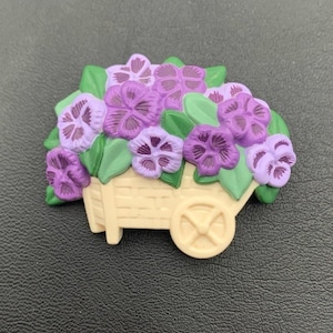 Broszka Vintage Hallmark Gardeners Pin Fioletowy Wózek na Kwiaty Bratki Wiosna