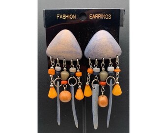 Brincos vintage NOS de madeira com pingente estilo lustre boho étnico.