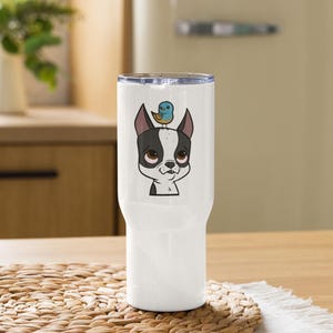 Bonita taza de viaje con asa de Boston Terrier, pájaro en la cabeza, regalo de Boston Terrier, taza con arte caprichoso de Boston Terrier. Dibujo animado de Boston Terrier