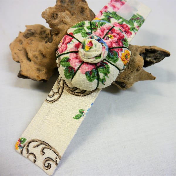 Wrist  Pin Cushion  Vintage  Slub Cotton  Armentieres Floral   -  Needle Holder - Handmade