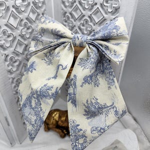 Handgemachte Toile de Jouy Haarschleife: Französische Vintage Romantik, Haarspange aus Baumwolle