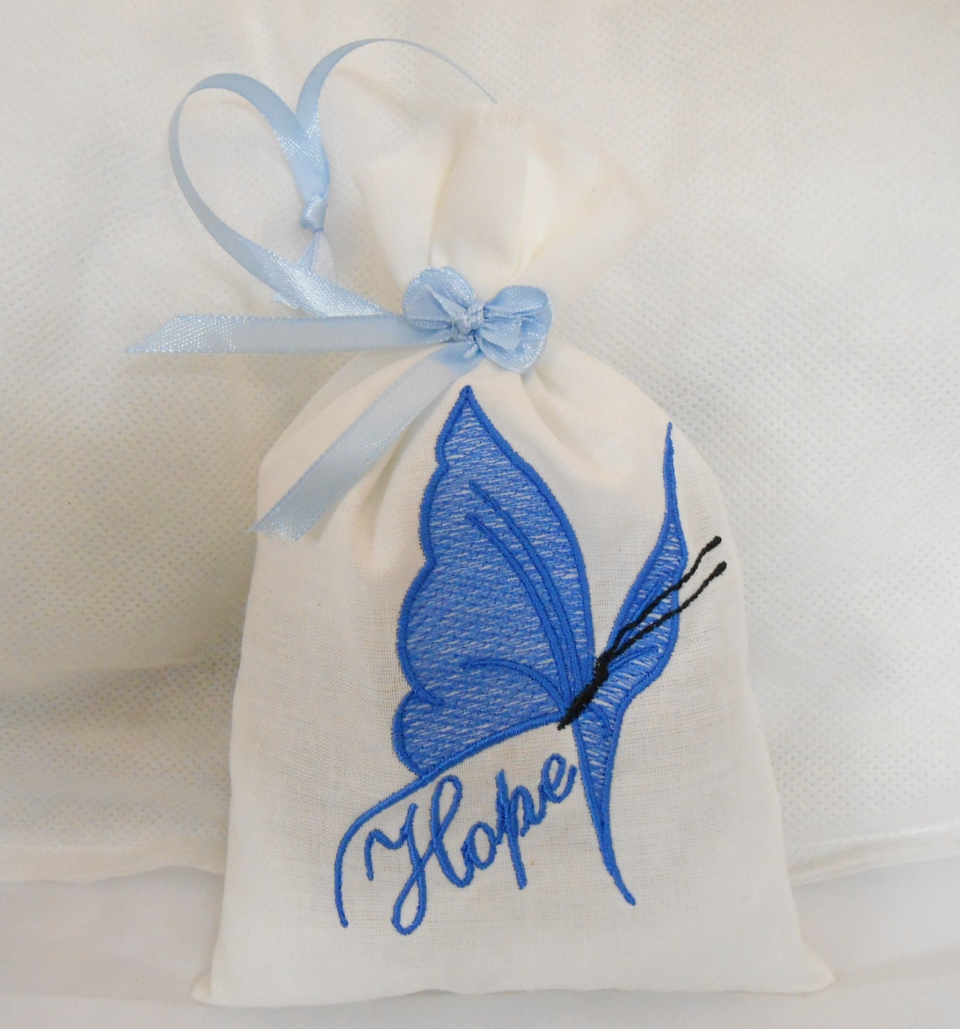 Butterfly Lavender Sachet - Papillon Brodé Bleu sur Coton Égyptien Hope