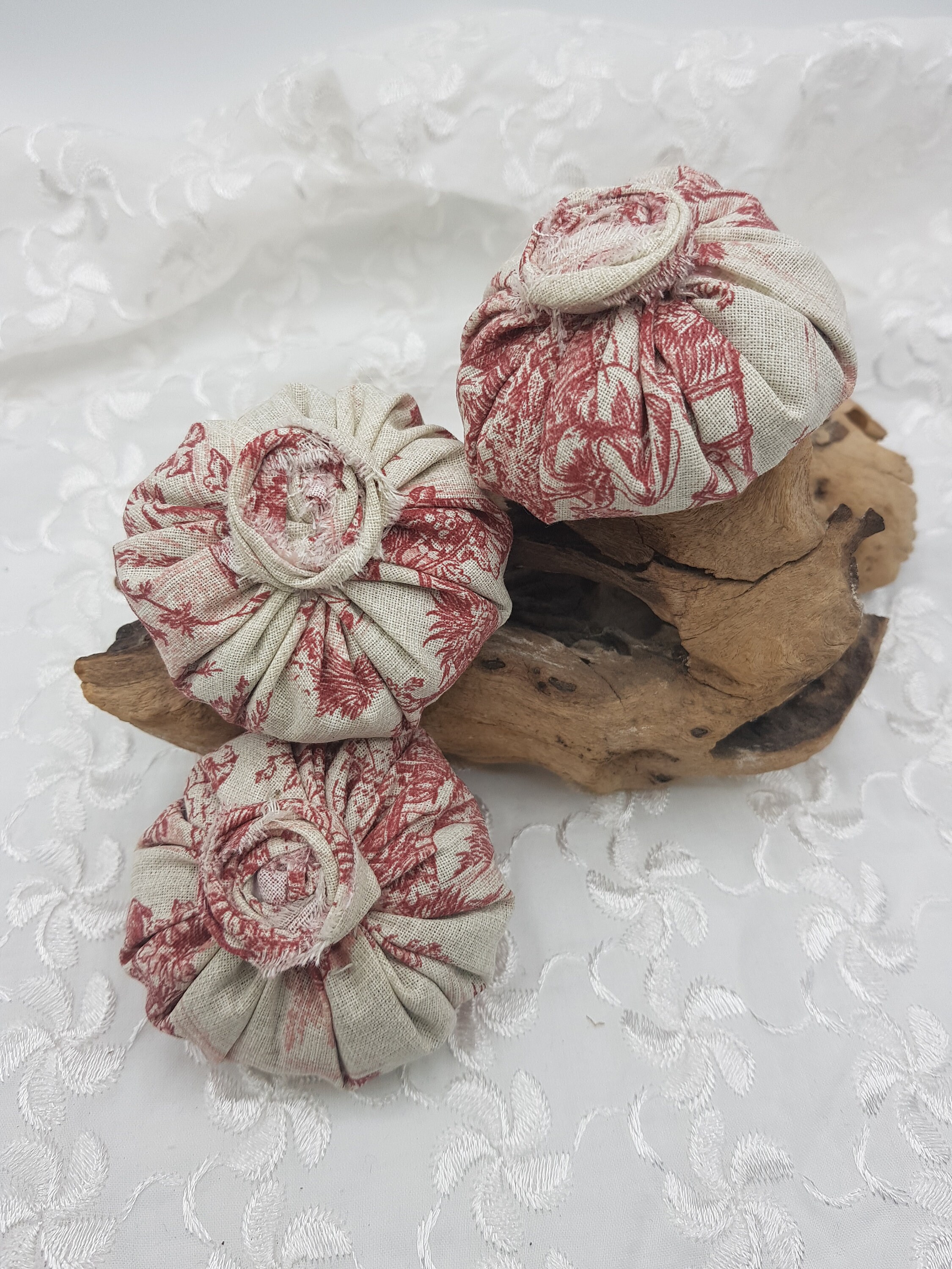 Départ 3 Français Lavender Puffs - Toile de Jouy Red On Ecru Pastoral Scene Rolled Rose