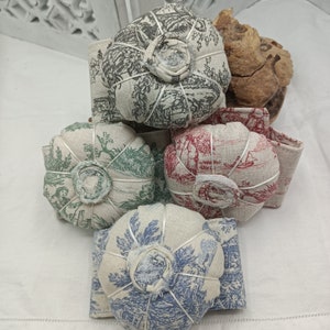Alfiletero de muñeca - Estampado de algodón Toile de Jouy - Rojo, azul, verde o gris - Escena pastoral - Hecho a mano