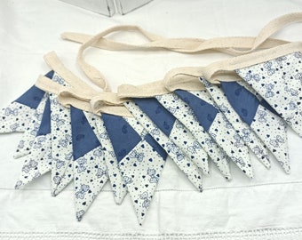 Bruant - Blanc avec noeuds bleus et coeurs avec triangles bleus alternés - 2,90 m de long - 14 drapeaux - Bruant de fête - Fait main - Jardin