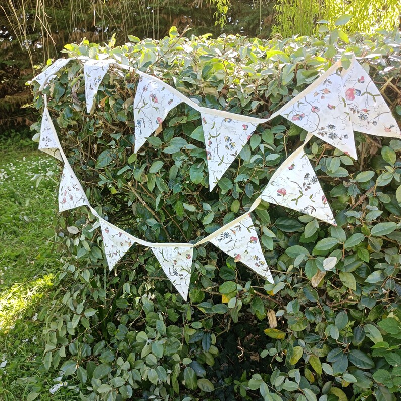 Bruant Coton blanc avec fleurs printanières 3,66 m de long 13 drapeaux Bruant de fête Fait main Jardin Coton vintage image 2