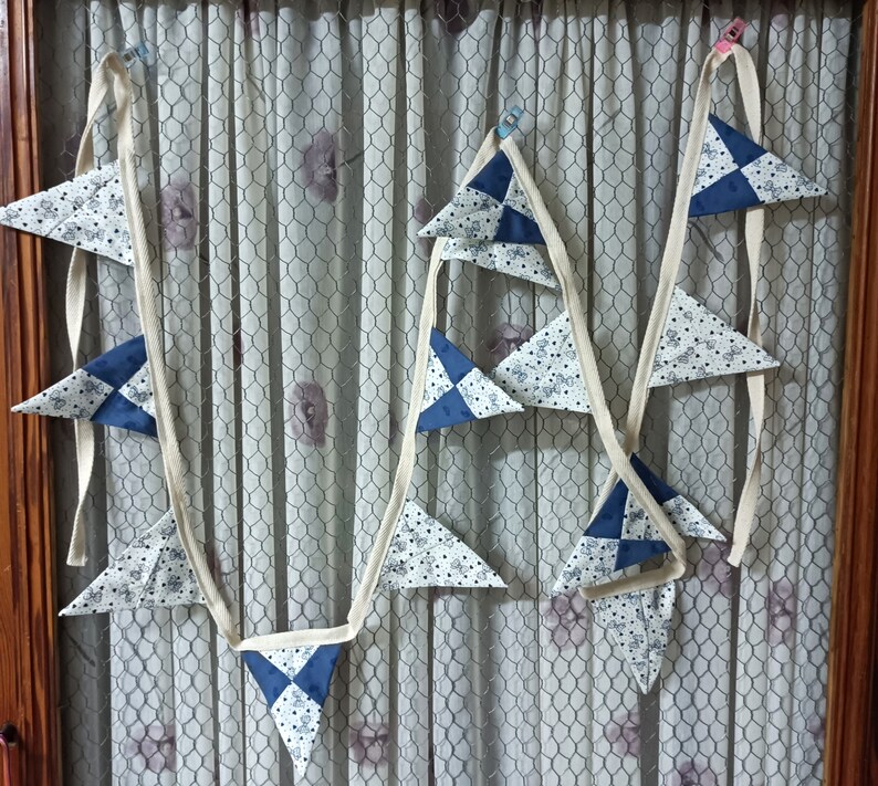 Bruant Blanc avec noeuds bleus et coeurs avec triangles bleus alternés 2,90 m de long 14 drapeaux Bruant de fête Fait main Jardin image 2