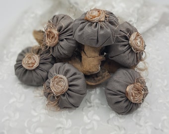 Français Lavande Taupe Crinkle Satin Puffs avec rose de soie roulée et brins de fil de soie indien - Set off 3 faits à la main