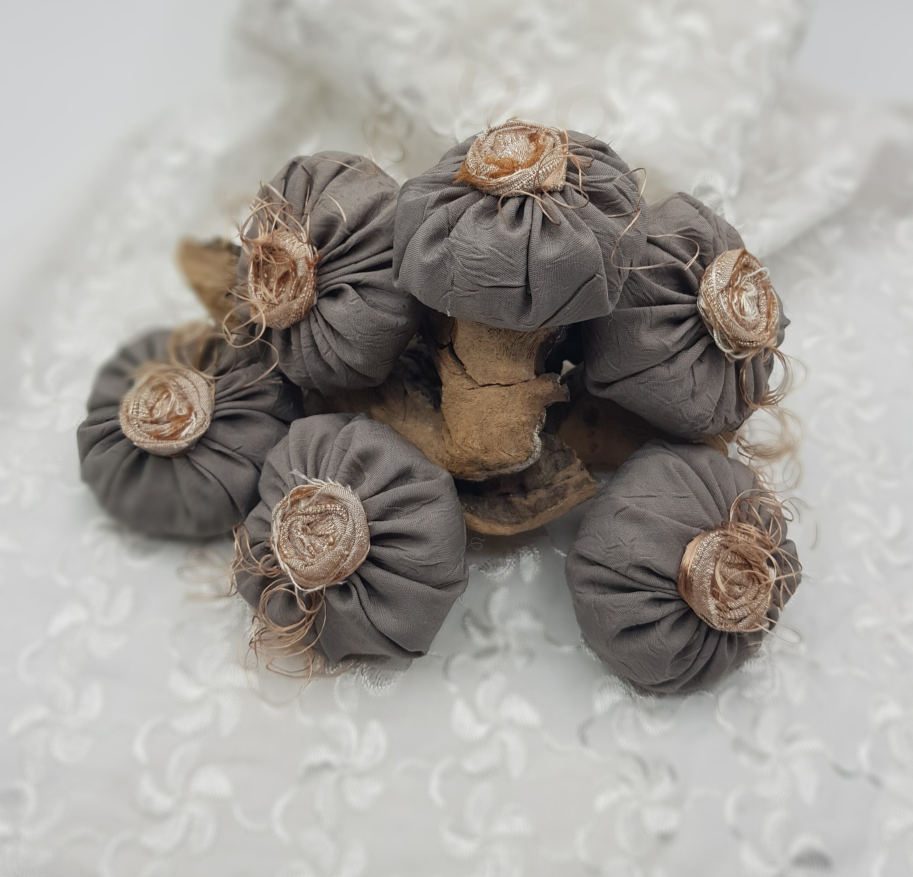 Français Lavender Taupe Crinkle Satin Puffs avec Rose de Soie Roulée et Brins Fil Indienne - Set Off
