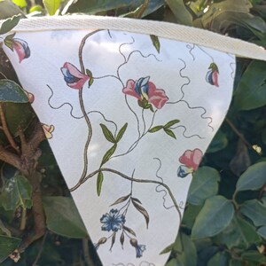 Bruant Coton blanc avec fleurs printanières 3,66 m de long 13 drapeaux Bruant de fête Fait main Jardin Coton vintage image 3