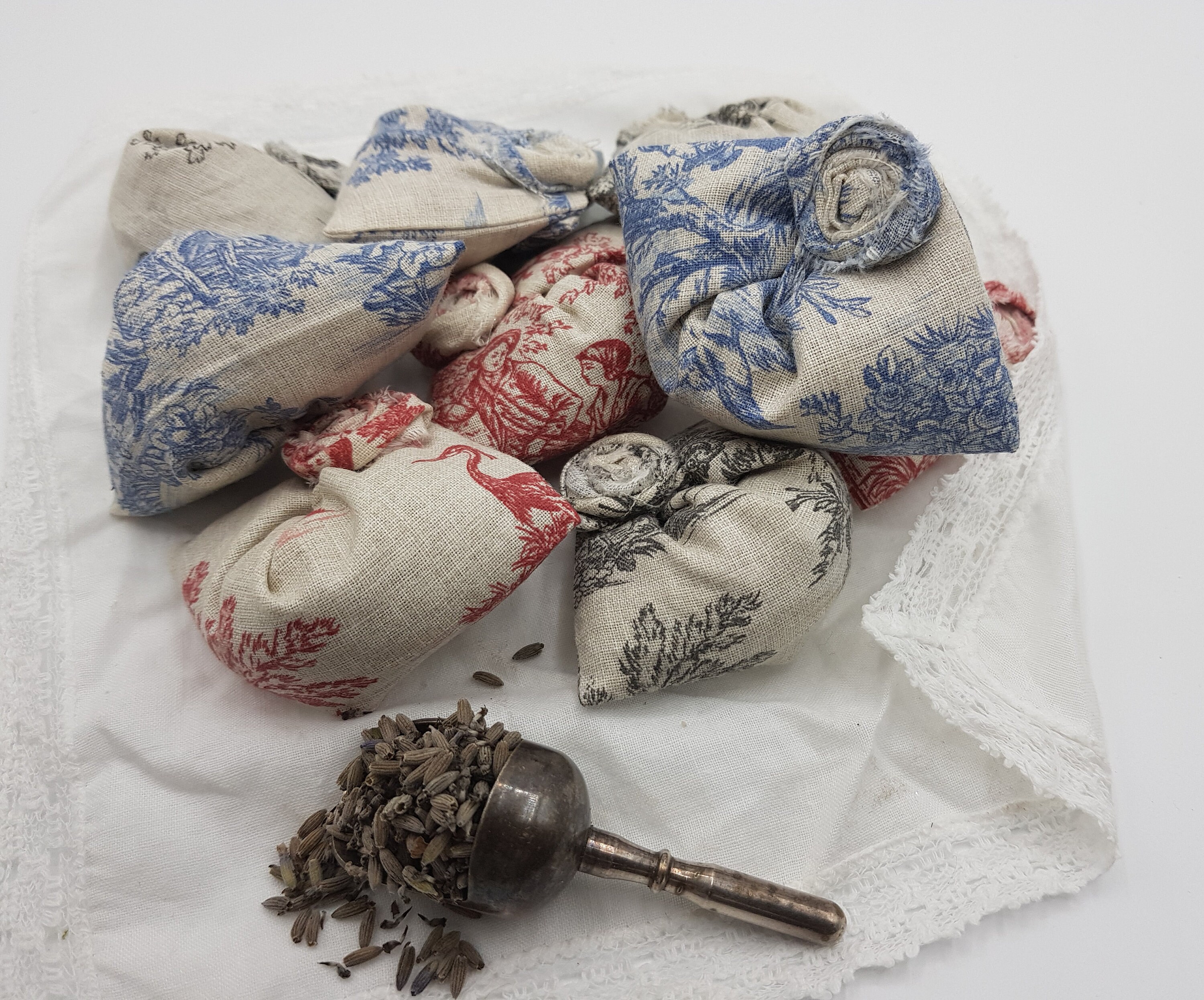 Toile de Jouy Rouge-Bleu 0R Gris - Départ 3 Français Biscuits Fortune à La Lavande Bio avec Rose Rou