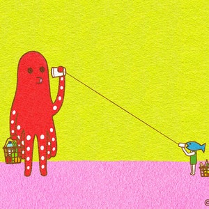 Puede incluir: Un pulpo rojo con lunares blancos sostiene una lata y una cesta de la compra. Un pez azul con una lata en la boca está conectado al pulpo por una cuerda. El fondo es amarillo y rosa.