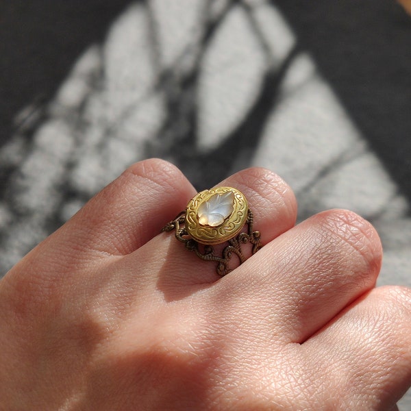 Moonlit leaf - Handmade adjustable size locket ring with vintage glass leaf