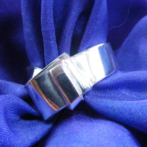 Size T Unique Silver Ring, fully hallmarked size 9 3/4 ribbon ring