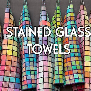 Könnte beinhalten: Ein Set farbenfroher Küchentücher mit einem Buntglas-Design. Die Tücher sind aus einem weichen, saugfähigen Material gefertigt und eignen sich perfekt zum Trocknen von Geschirr, Händen und Verschüttungen. Die Tücher sind in verschiedenen Farben gehalten, darunter Rot, Orange, Gelb, Grün, Blau und Lila.