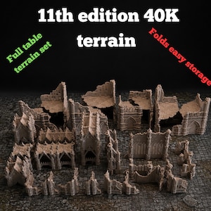 Può includere: Un set di strutture di edifici gotici in rovina color beige per giochi da tavolo, con dettagli intricati sulle pareti e porte ad arco. Il testo 11th edition 40K terrain, Full table terrain set e Folds easy storage è visibile.