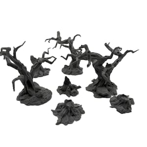 Pode incluir: Uma coleção de árvores e tocos cinzentos em miniatura. As árvores têm galhos retorcidos e casca texturizada. Os tocos são detalhados com superfícies ásperas. Provavelmente para jogos de mesa.