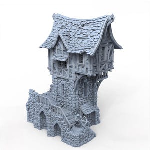 Op de afbeelding: Een gedetailleerd miniatuur fantasiegebouw met een stenen basis en een houten bovenstructuur. Het gebouw heeft een pannendak, kleine ramen en een trap die leidt naar een gewelfde ingang. De algemene kleur is een gedempt grijs.